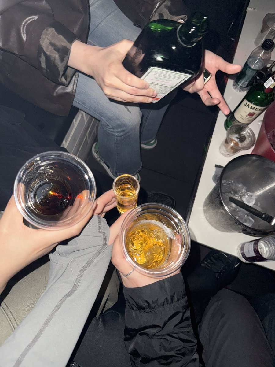 Ivyllp's tweet photo. 아니팔찌를손목으스러질만큼채워주셧어서
손목잘릴뻔햇습니다정말 https://t.co/S1Wzp0t3Tu