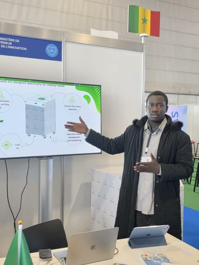 SeeX_KaBa's tweet photo. #Mor_Talla_Ndiaye, étudiant de Bambey, représente le #Sénégal au Salon International des Inventions de #Genève.
Son projet #KAARANGUE : une poubelle intelligente pour sécuriser les déchets biomédicaux 🏥♻️
Un génie made in Sénégal 🇸🇳
#Bambey #UADB #Innovation https://t.co/wmM1XDSSQj