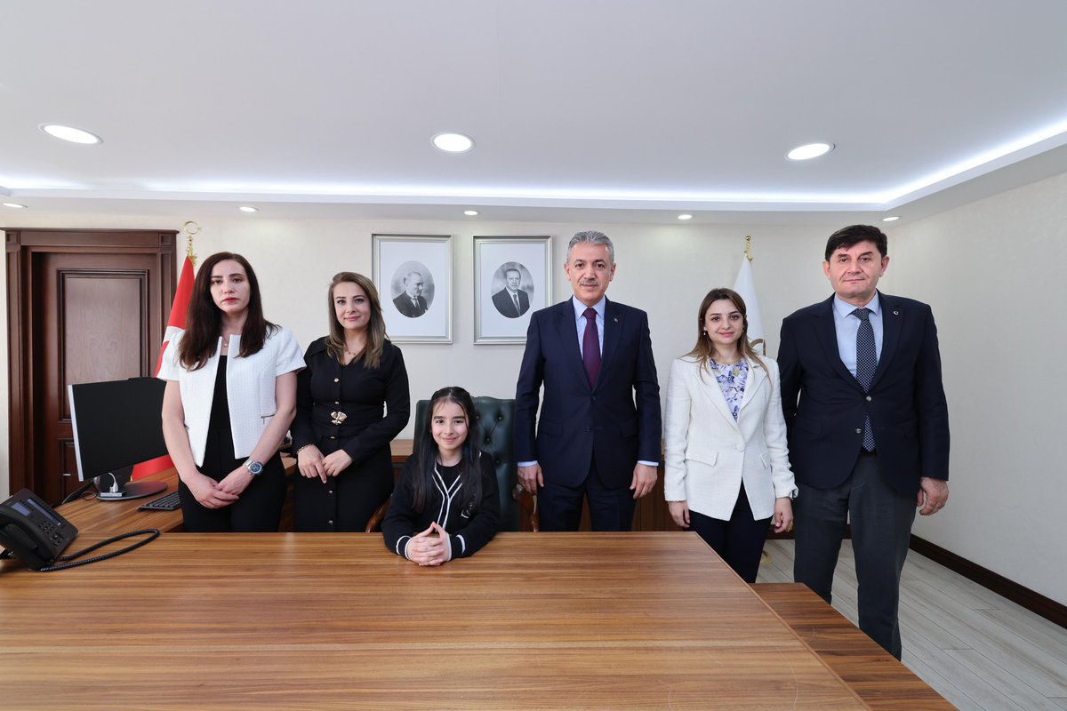 mardinilmem's tweet photo. 23 Nisan Ulusal Egemenlik ve Çocuk Bayramı etkinlikleri kapsamında, Valimiz Sayın Tuncay Akkoyun makamını temsili olarak Artuklu Şehit İlhan Varank İlkokulu 4. sınıfı öğrencimiz Ela Naz Bodur’a devretti.

Valilik makamında söz alan öğrencimiz Ela Naz Bodur, çocukların daha iyi eğitim imkânlarına ve daha güvenli okul ortamlarına kavuşmasına yönelik düşüncelerini paylaştı.

Programa; Vali Yardımcısı Büşra Uçar Koyun, İl Millî Eğitim Müdürümüz Sayın Ali Eyyüpkoca, okul müdürümüz Mahbiye Karasu ve  öğretmenimiz Helen Roza Aba katılım sağladı.

23 Nisan’ın coşkusu, çocuklarımızın geleceğe dair umutlarını ve milli egemenliğimizin anlamını daha da güçlendirdi. 🇹🇷

@tcmeb
@Yusuf__Tekin 
@tuncay_akkoyun 
@ali_eyyupkoca