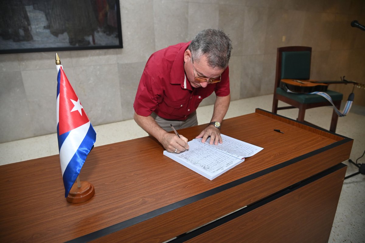 PresidenciaCuba's tweet image. 🇨🇺| El Primer Secretario del Comité Central del Partido Comunista de #Cuba y Presidente de la República, @DiazCanelB, participó en el acto realizado en la sede de la organización partidista para respaldar el movimiento “Mi firma por la Patria”.

📎| presidencia.gob.cu/es/noticias/un…