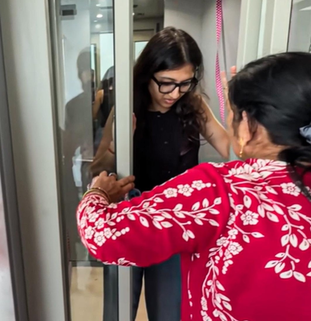 Anuragm25's tweet image. सौरव जोशी का करोड़ों का 'Dream House' बना जी का जंजाल! 🏠🚫
स्मार्ट होम सिस्टम फेल होने से लिफ्ट में फंसी पत्नी अवंतिका, घंटों रही अफरा-तफरी। बुजुर्गों के लिए भी सिरदर्द बने ऑटोमैटिक गैजेट्स। क्या लग्जरी अब मुसीबत बन रही है?
#SauravJoshi #Vlogger #SmartHome #TechIssue