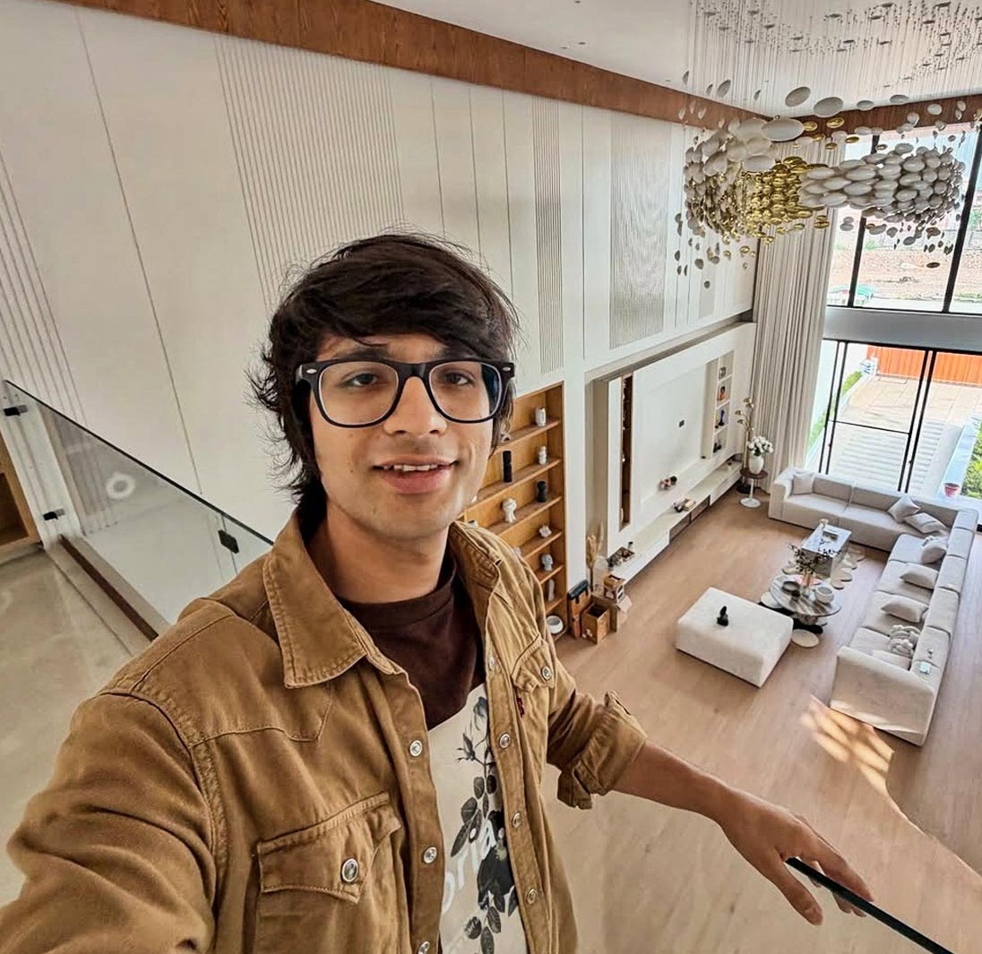 Anuragm25's tweet image. सौरव जोशी का करोड़ों का 'Dream House' बना जी का जंजाल! 🏠🚫
स्मार्ट होम सिस्टम फेल होने से लिफ्ट में फंसी पत्नी अवंतिका, घंटों रही अफरा-तफरी। बुजुर्गों के लिए भी सिरदर्द बने ऑटोमैटिक गैजेट्स। क्या लग्जरी अब मुसीबत बन रही है?
#SauravJoshi #Vlogger #SmartHome #TechIssue