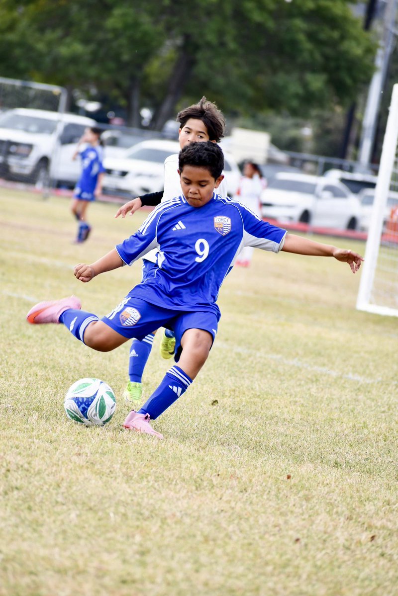 JiovanniBibbs's tweet image. Create the angle. Commit the defender.
One touch past him and the attack is on!
Simple. Effective. Confident.
#1v1football
#ballcontrol #playerdevelopment #youthfootball #attackingplay