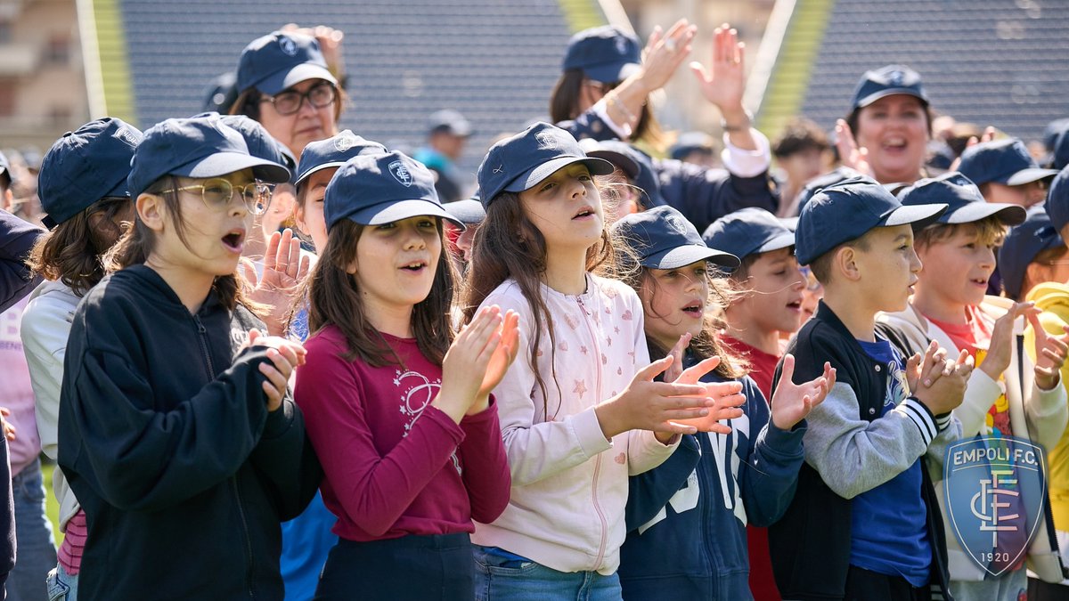 EmpoliFC's tweet photo. 📸📸📸📸 𝑺𝒄𝒖𝒐𝒍𝒂 𝒅𝒆𝒍 𝑻𝒊𝒇𝒐
Oltre 700 piccoli tifosi azzurri questa mattina al Carlo Castellani Computer Gross Arena per la festa finale della diciottesima edizione della #ScuolaDelTifo, il progetto portato avanti dall'Unione Clubs Azzurri con l'Empoli Football Club https://t.co/LKO2DpQTdR