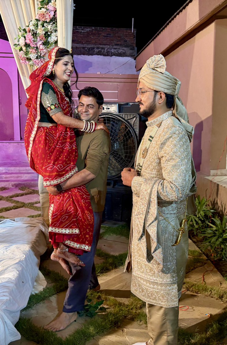 mukesh1275's tweet image. गोद में खिलाने से लेकर गोद में उठा कर फेरे करवाने तक...। 

ये तो अच्छा था कि Gym रेगुलर जा रहा था💪🏼

इतनी ‘प्रतिष्ठा‘ ले कर चलना आसान नहीं होता:D

inspector Pratishtha Mathur 👰
#BhanjikiShadi #wedding