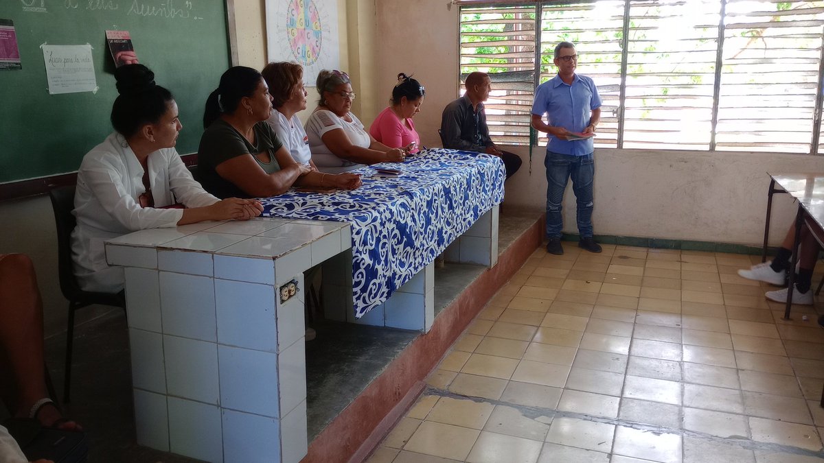 Yenisel González Rodríguez diputada a la Asamblea Nacional del Poder Popular por #Niquero participa en intercambio para la prevención del consumo de drogas en el IPU Roberto Ramírez Delgado de #EducacionNiquero
<a href="/YudelkisOrtizB/">Yudelkis Ortiz Barceló</a> <a href="/naimatrujillob/">Naima Ariatne Trujillo Barreto</a> 
<a href="/ovalle_verdecia/">Luis Verdecia Ovalle</a> <a href="/ortiz_uriarte/">Manuel Abelardo Ortiz Uriarte</a>