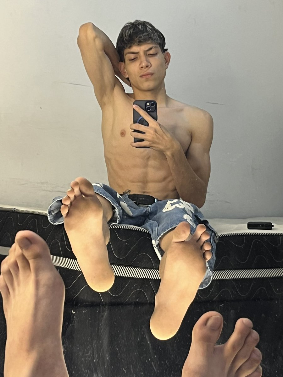 AlphaLuwi's tweet photo. I keep the angle simple because it doesn’t need much to get the point across. 🦶🏻🧎🏼‍♂️

#Findom #ATM #cashslave #feet #cashmaster https://t.co/YkewgRgf0A