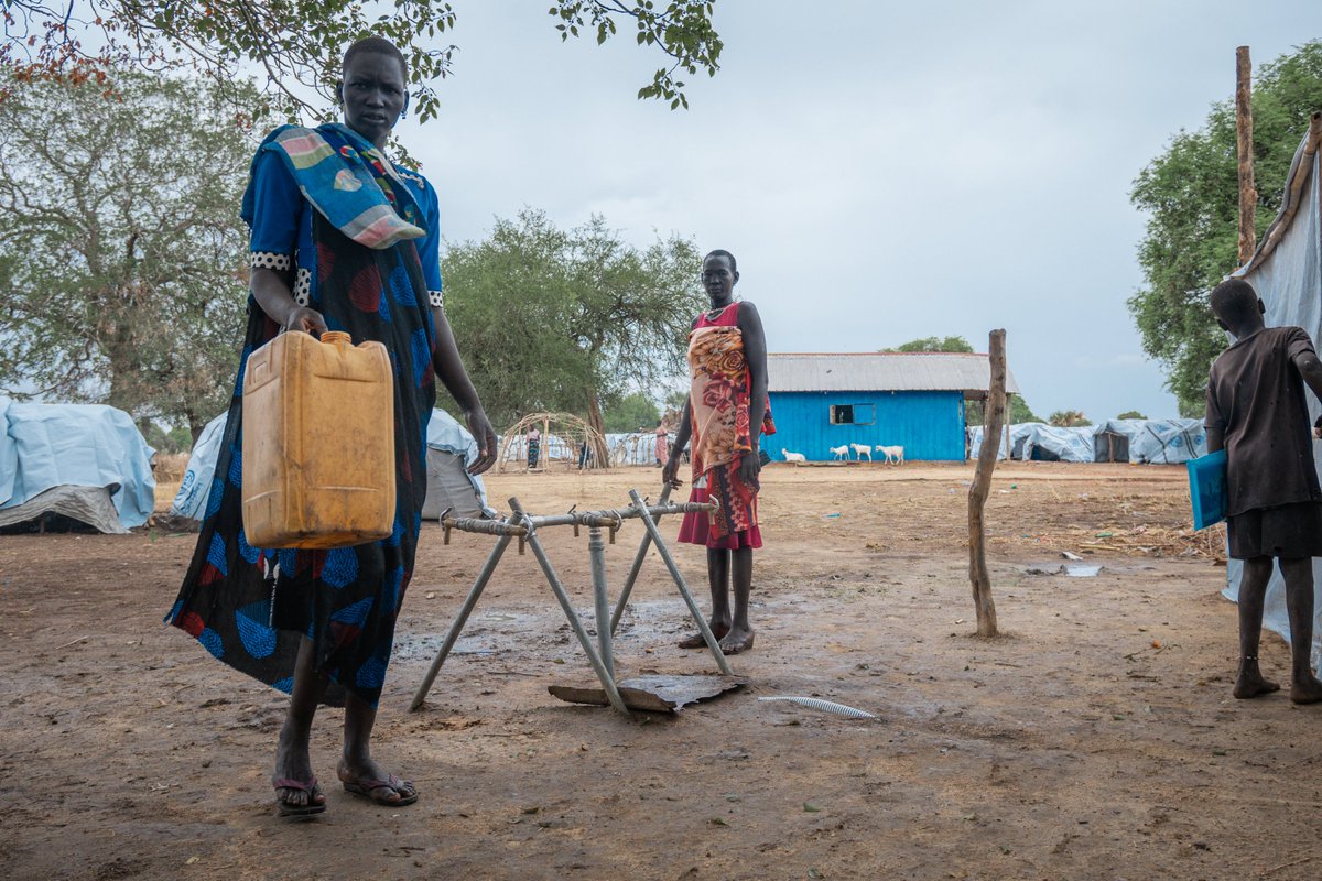 unicefssudan's tweet image. Water is life, but for displaced families fleeing violence in Jonglei, it is a lifeline.

#UNICEF &amp;amp; partners are on the ground setting up safe water points, providing water purification tablets as well as health &amp;amp; nutrition support🙏to @OCHASouthSudan @AuswaertigesAmt @StateDept