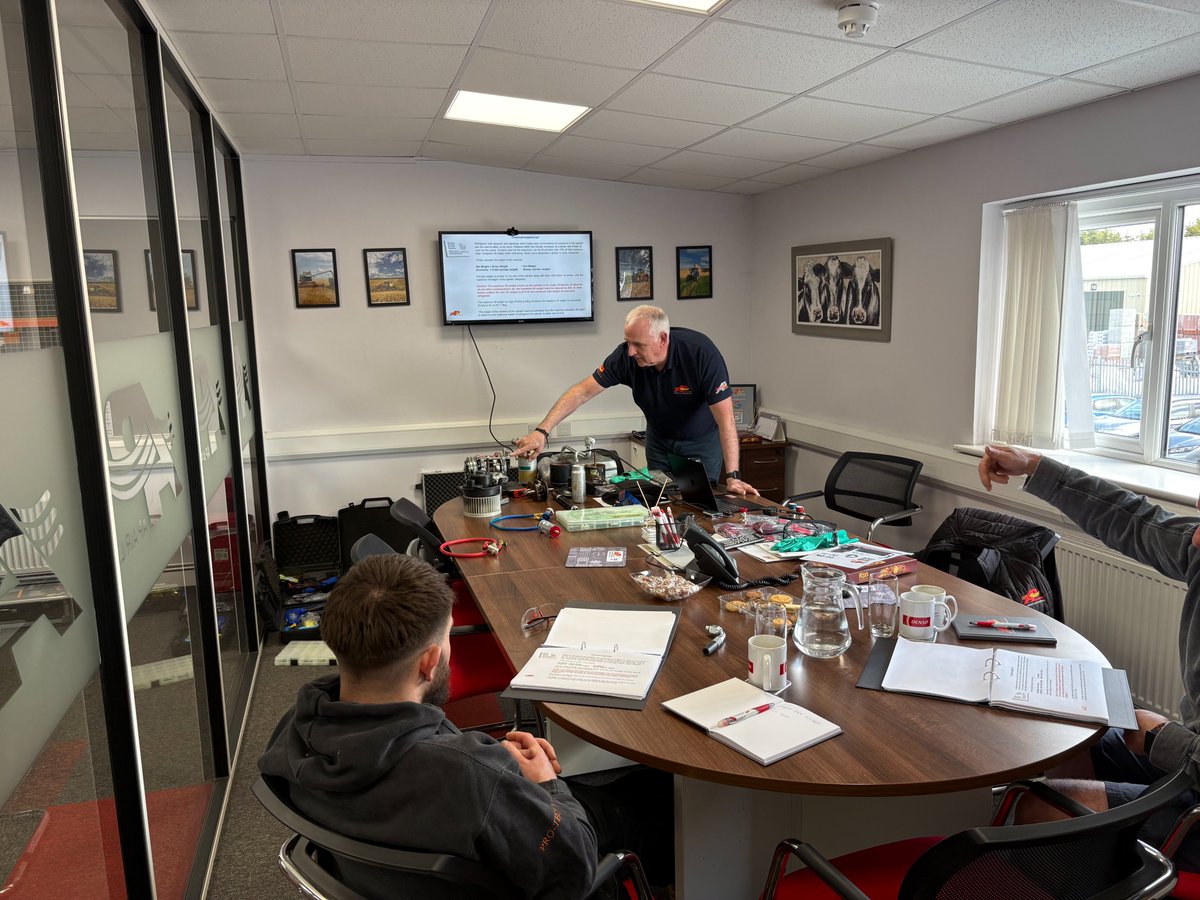 APAIRLtd's tweet image. 📸 Joining us for 2-days #cityandguilds #aircon #training, MY Agri Plant &amp;amp; Pro-Tech Vehicle Maintenance learned about environmental regs, identifying/preventing #refrigerant leaks, using recovery and service equipment and more before passing the exam to get #Fgas certified ❄️💪