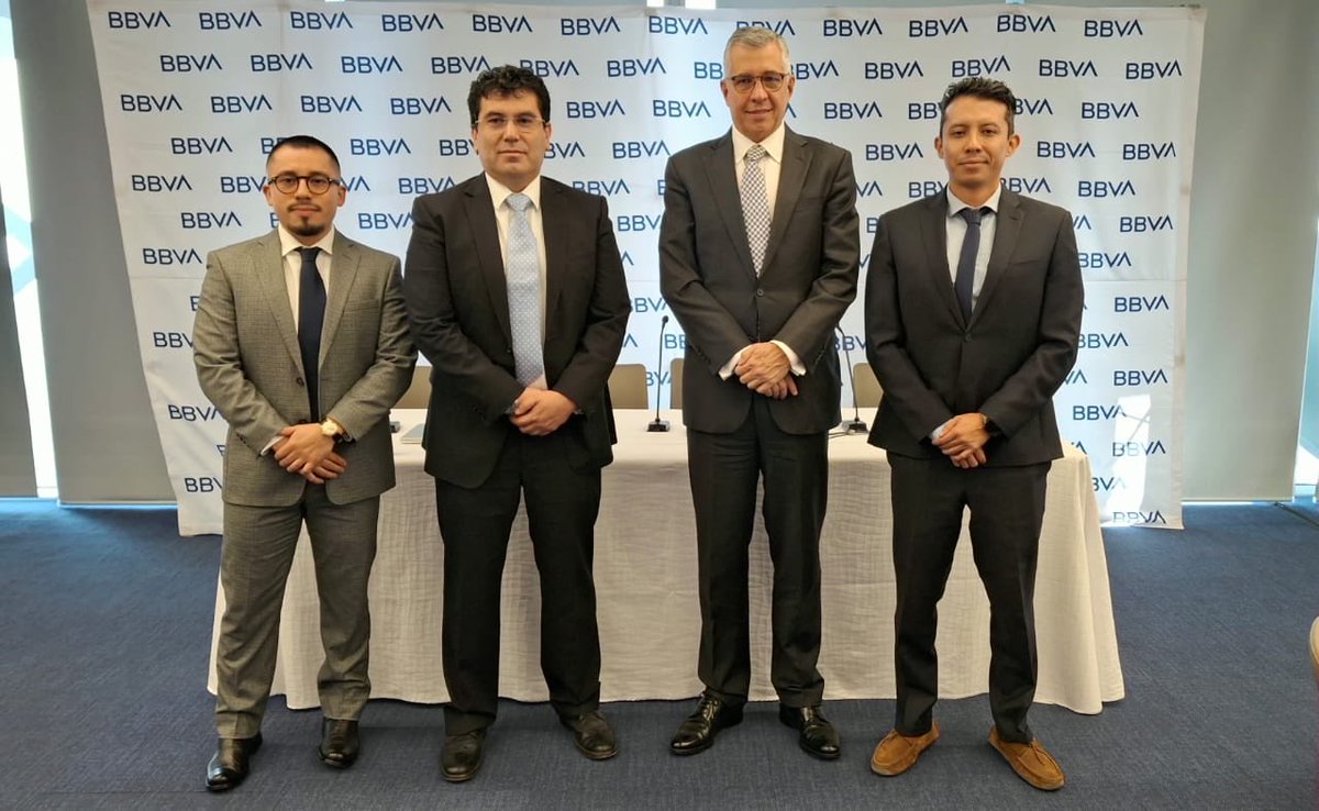 La #RuedaDePrensa está presidida por Carlos Serrano Herrera, economista jefe de BBVA México, Samuel Vázquez Herrera, economista principal; así como por Diego Alberto López Tamayo y Mauricio Escalera Franco, economistas senior de BBVA México.