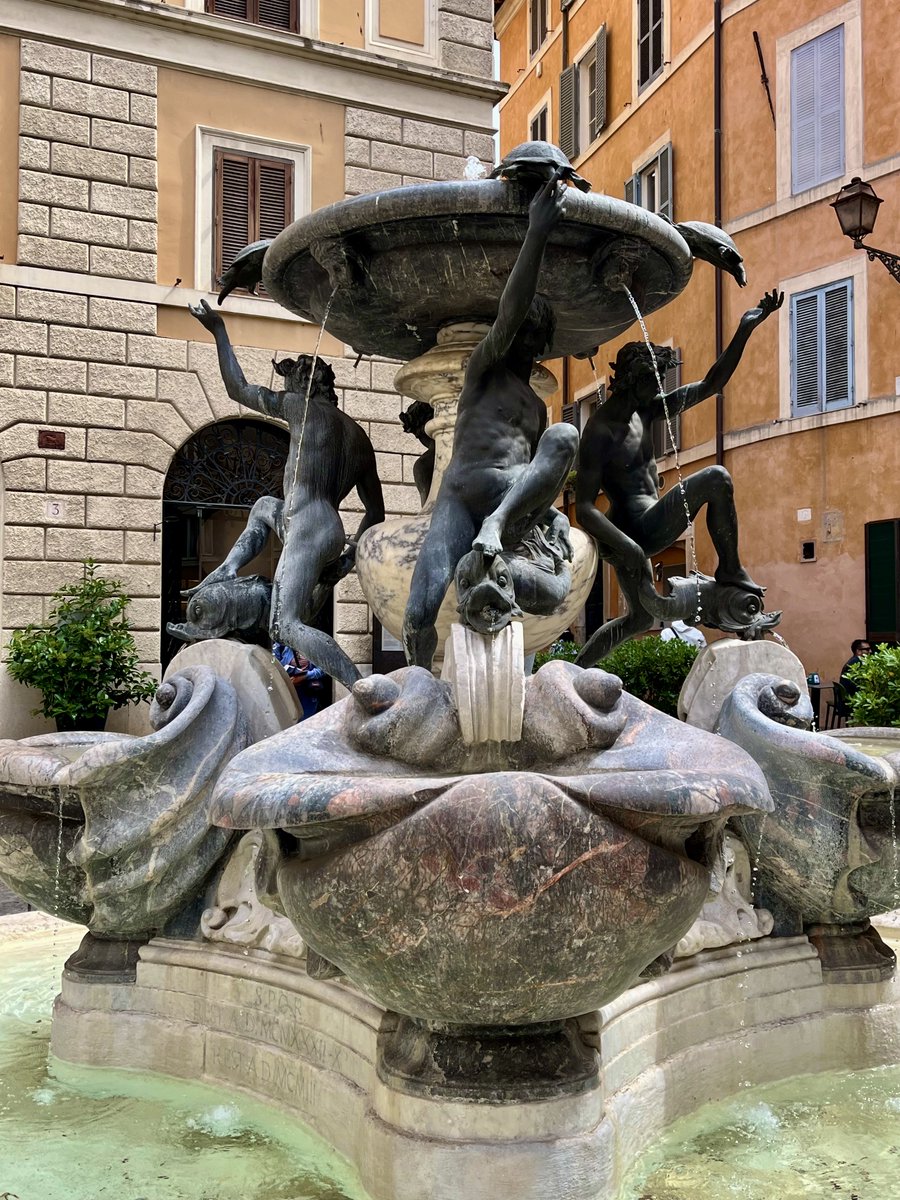 Adoro questa fontana elegante e giocosa di Giacomo Della Porta (1581-1588) 
Con le tartarughe aggiunte dal Bernini nel 1658… 

Fontana delle Tartarughe 

Piazza Mattei

#Roma 🤍
