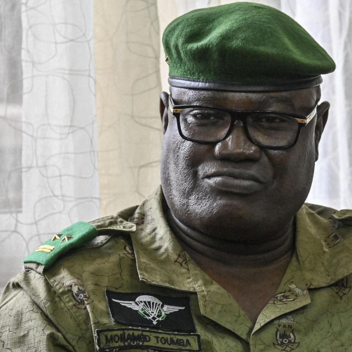 ighazer's tweet image. #Niger🇳🇪 TOUMBA FACE À LA PRESSE 🎙 L’IMPOSTURE LAIDE ET COLOSSALE À LA MESURE DU PERSONNAGE 
1/2
Lors de son intervention sur la RTN, Toumba a livré un exercice de communication visiblement aligné sur la ligne dictée par Abdourahamane Tiani et qui s’inscrit dans la continuité