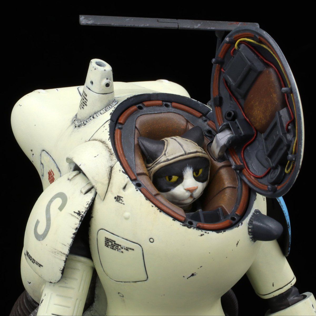 its_jmello's tweet photo. I put this resin Pilot Cat set up for sale on my Etsy shop. I sculpted these to fit in the cockpit of 1/20 scale Maschinen Krieger S.A.F.S. suits.
#maschinenkrieger https://t.co/DuiccBx6JH