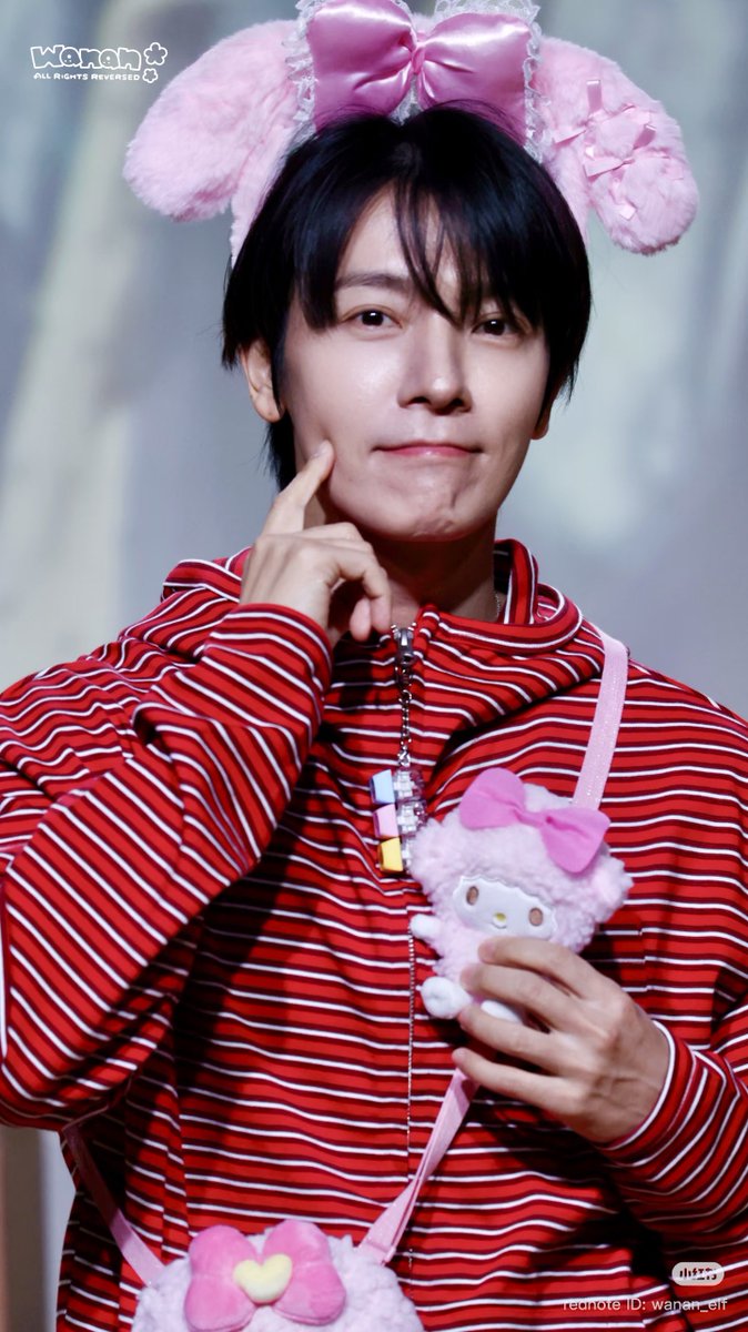 ShaleHaeHae's tweet photo. ktown4u fansign

Donghae is funny 😆 
He let OP call him “wife,” then called her “husband” (OP is a girl)

🐯: Oh? You came to Korea for the fansign! I just saw you on the radio earlier
Me: Because I missed you 
🐯: But you can speak Korean now?? (surprised)
Me: (suddenly noticing we’re wearing the same striped jacket) Same clothes!?
🐯: Oh~ yes
Me: Actually I still can’t really speak Korean… (pushes the notebook forward)
🐯: (tilting his head while reading what’s written) Oh~
Me: I’ve actually been wondering how I should address you
🐯: Me? Oppa? (it’s always so attractive when he calls himself oppa)
Me: Yes~ Donghae oppa~
🐯: (suddenly) Or… uncle? (smirking)
Me: ??? No no no (panicking)
Me: Then… mom~
🐯: Why~ , not mom~
Me: Then… wife? 
🐯: Wife? (like “what are you saying?”)
Me: You are my wife 
🐯: Wait, wife means (Korean word for wife), right?
Me: Yes~ that’s right
🐯: Oh, okay
Me: Oh? You like it? (totally didn’t expect him to accept it)
🐯: I like it
Me: (completely shocked) Then what do you want to call me?
🐯: Husband
Me: (my brain went blank, I only remember screaming, so I wasted the rest of the time)
🐯: (calls back at the end) Bye-bye, husband~

https://t.co/cA4escujuy