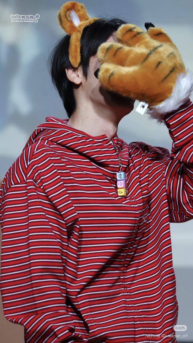 ktown4u fansign

Donghae is funny 😆 
He let OP call him “wife,” then called her “husband” (OP is a girl)

🐯: Oh? You came to Korea for the fansign! I just saw you on the radio earlier
Me: Because I missed you 
🐯: But you can speak Korean now?? (surprised)
Me: (suddenly