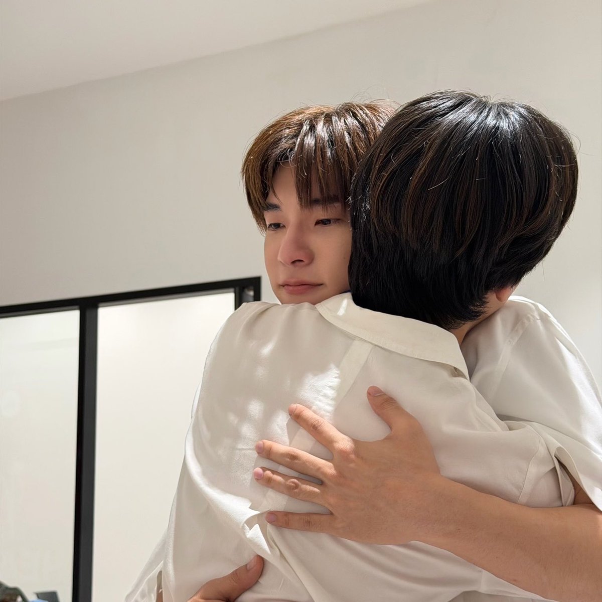 ขอบคุณวันนี้ที่เธอเคียงข้างฉัน
ขอบคุณที่มีกันและกัน

ขอบคุณดาวบนฟ้านับร้อยพัน
ที่ทำให้ฉันและเธอได้รักกัน