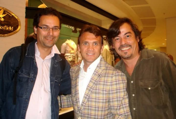 saavedrajuan's tweet image. Eu, o gênio e Pet. 

Ninguém personificou tão bem, com as palavras, a irreverência do torcedor do Flamengo. Dono de frases antológicas, Arthur Muhlenberg, com o @Urublog, mostrava a face mais visível de um cara extremamente culto, mas humildão. O amigo já faz falta. #RIP