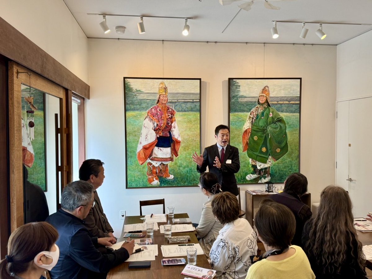 hikida_shinichi's tweet photo. 美術・書道など展示活動に取り組む皆さんと意見交換し要望を伺いました。奈良文化会館の改修や橿原文化会館の廃止発表により、展示の場は縮小。近鉄百貨店橿原店で当面の展示は確保されますが十分ではありません。文化を守るため、子どもたちの学びの場としても、展示スペース確保を引き続き訴えます。 https://t.co/yGuF6TI3nR