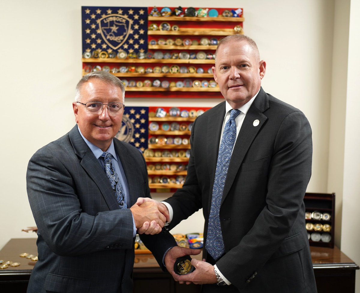 TCOLE's tweet photo. We’re excited to welcome our newest Sergeant Investigators, joining our Field Services and Enforcement Divisions. 

Ben Hall and Darin Bayles were sworn in yesterday. Together, they have over 60 years of experience in the law enforcement profession.

#TexasLawEnforcement https://t.co/AqqIn0jI7j