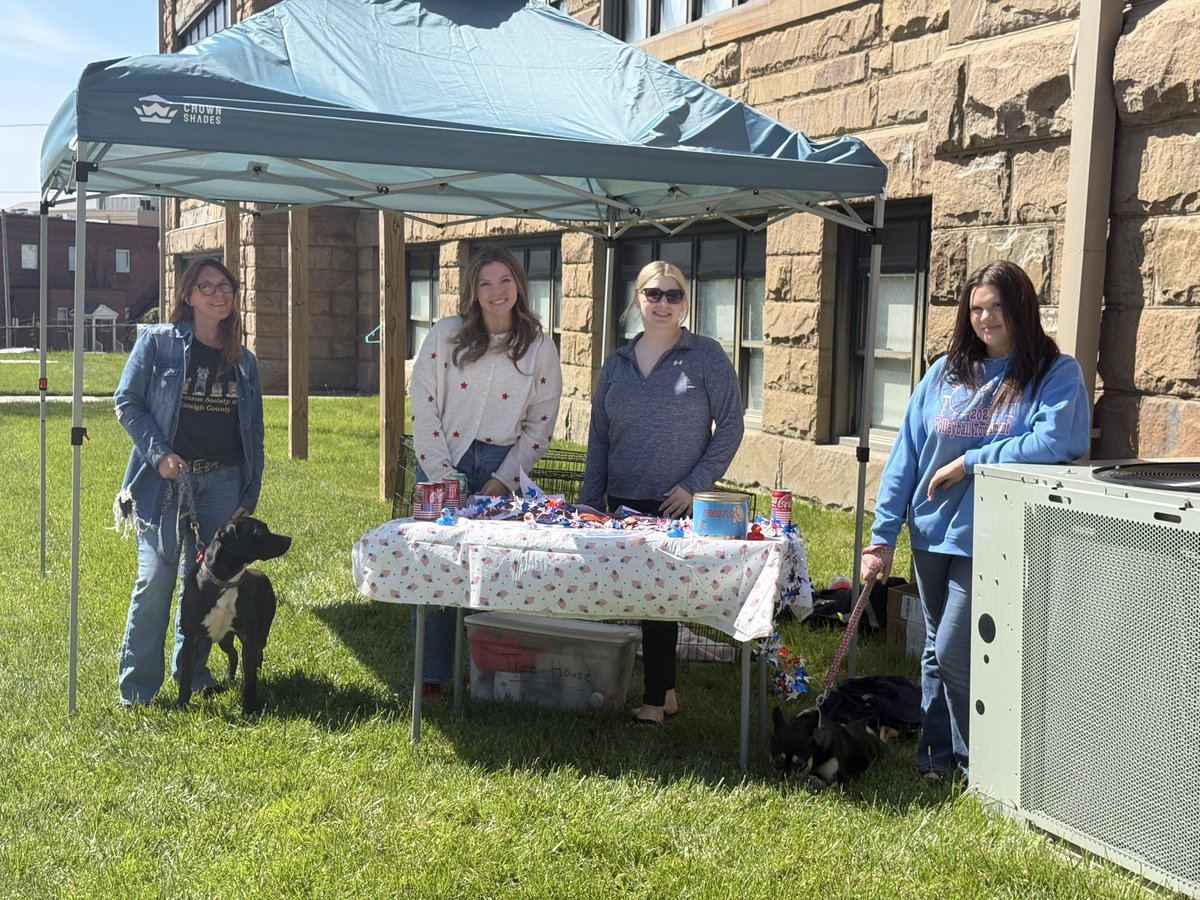 tpusawvutech's tweet photo. We had a PAWesome day on campus with the Humane Society of Raleigh County! 🐾❤️

Thank you to everyone who not only stopped by and talked with us about TPUSA, but also gave these sweet dogs some love!

#TPUSA #turningpointusa #wvutech  @tpusastudents https://t.co/y29JfWXWfr