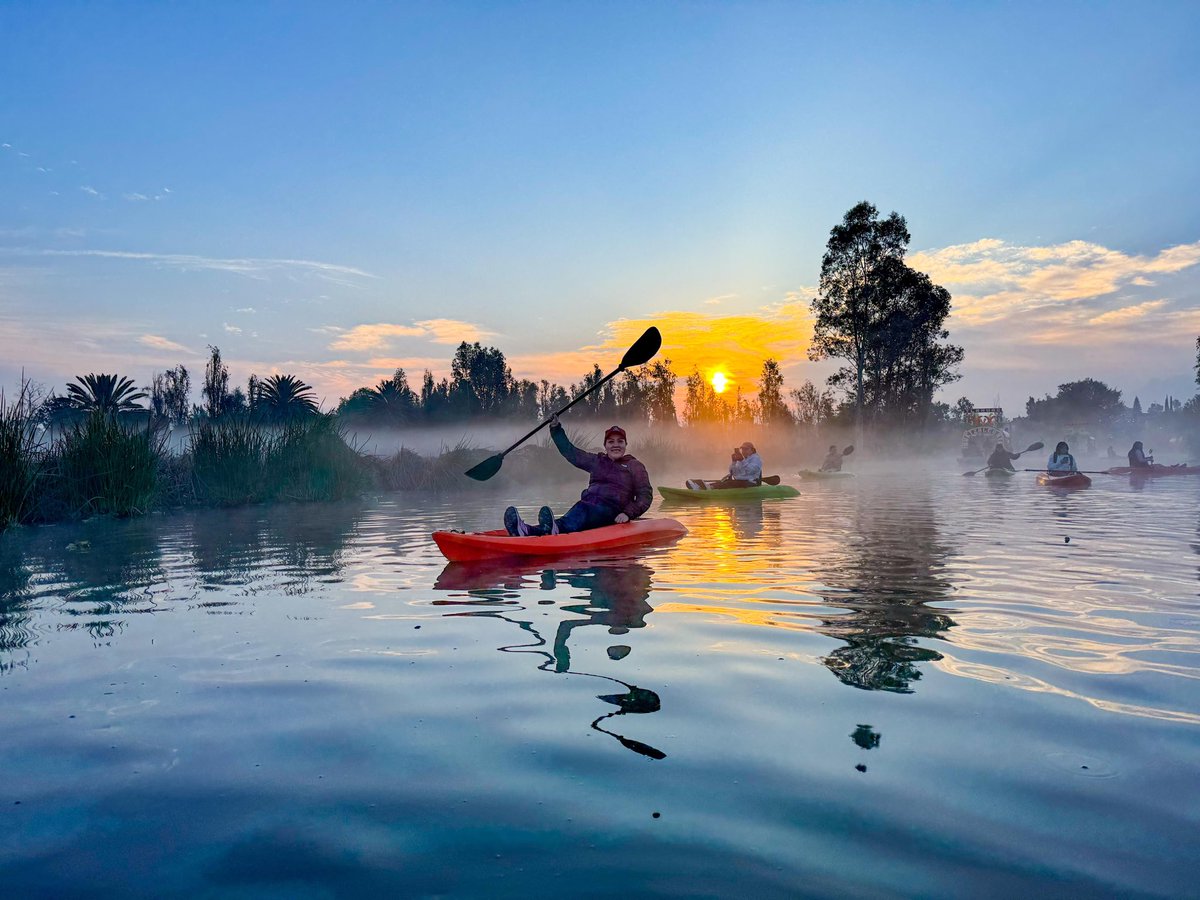bereheca's tweet photo. Qué chula es Tláhuac!! 🌅

Es la tierra que nos forma, que nos sostiene y que nos recuerda todos los días por qué vale la pena darlo todo por este pueblo.

Y mientras algunos hablan, nosotras y nosotros seguimos trabajando, sin distraernos, sin rendirnos. Porque sabemos quiénes somos, de dónde venimos y hacia dónde vamos.

Qué orgullo ser de Tláhuac, tierra que da vida y esperanza.
