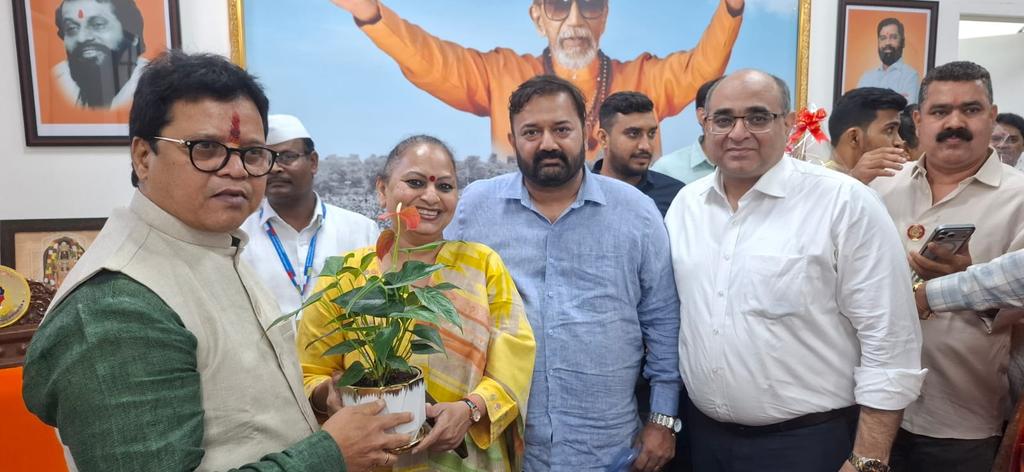 YaminiYJadhav's tweet image. बृहन्मुंबई महानगरपालिकेचे उपमहापौर मा. श्री. संजयजी शंकर घाडी यांची भेट घेऊन त्यांना वाढदिवसाच्या हार्दिक शुभेच्छा दिल्या.

त्यांना उत्तम आरोग्य, दीर्घायुष्य आणि त्यांच्या कार्यातून मुंबईच्या विकासाला अधिक गती मिळो हीच सदिच्छा!

@misanjayghadi

#bmc
#birthdaywishes🎂
#shivsena