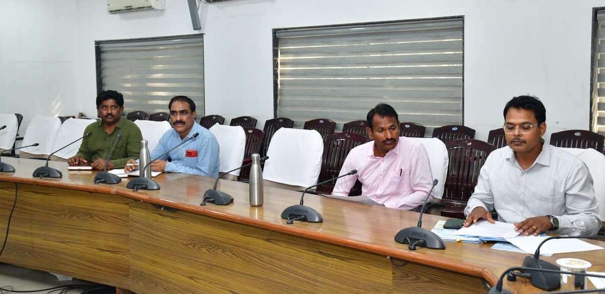 aclbknr's tweet photo. KNR కలెక్టరేట్ కాన్ఫరెన్స్ హాల్లో DLC సమావేశం శ్రీమతి అశ్విని తానాజీ వాకడే ACLB గారి ఆధ్వర్యంలో జరుగగా ఈ సమావేశంలో PM సూర్యఘర్ ముఫ్త్ యోజనలో భాగంగా అధిక సౌర విద్యుత్ ఉత్పత్తి చేసిన గ్రామంగా DLC కమిటీ గొడిశాల గ్రామాన్ని మోడల్ సోలార్ గ్రామంగా అధికారికంగా నిర్ణయించారు. https://t.co/5Alb5bUtcW