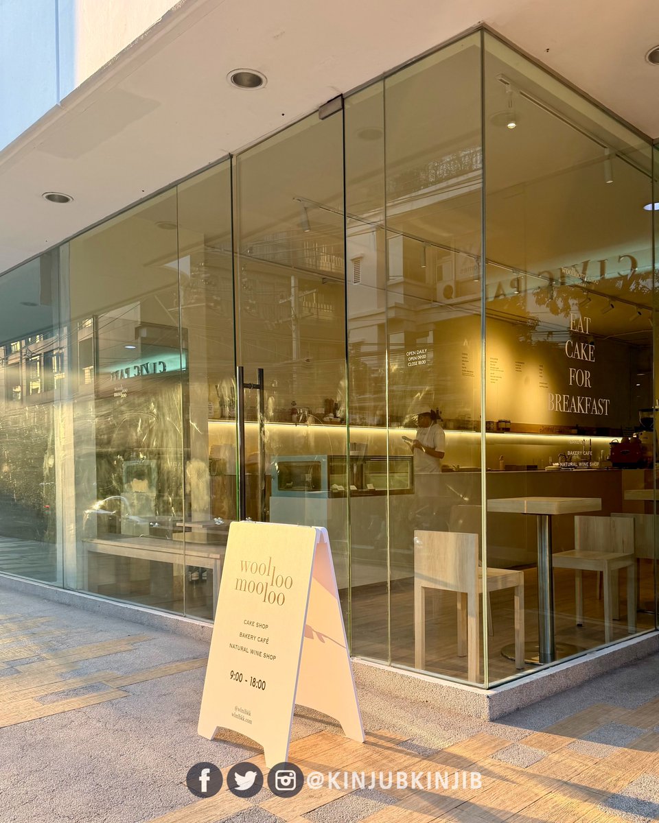 kinjubkinjib's tweet photo. ❤️ที่สุดของร้านเค้กสไตล์เกาหลีต้องยกให้ร้านนี้ Woolloomooloo ตกแต่งสไตล์มินิมอลคุมโทนเรียบๆแต่ออกมาได้น่ารักไวบ์ดีสุดๆ ที่สำคัญคือขนมอร่อยมาก โดยเฉพาะเมนูขนมเค้กที่ออกแบบได้หน้าตาน่ารักน่าทาน และยังอร่อยมงลงทุกตัว
.
✨คราวนี้เรามาลองทั้งหมด 3 เมนู ดังนี้
🍰Chocolate Mousse มูสเค้กช็อกโกแลตรสเข้มข้นตัดกับครีมสดนุ่มๆ
🐶Coco Choux ชูครีมรูปน้อลหมาน่า���ักๆสอดไส้ครีมช็อกโกแลตรสเข้มข้น
🥠Butter Tteok บัตเตอร์ต๊อกสุดไวรัล กรอบนอก นุ่มหนึบข้างใน
🫖Buckwheat Tea ชาบัควีทร้อนหอมๆ
🍵Pure Matcha เพียวมัทฉะเย็นที่สดชื่นไปอีกแบบ

📣ใครชอบกินเค้กเราแนะนำร้านนี้เลย เป็นร้านที่ทำเค้กออกมาได้เนื้อนุ่มละมน รสชาติเข้มข้นหวานน้อยถูกใจมาก สามารถทานได้เรื่อยๆคนเดียวจนหมดก้อน😆 อยากให้มาลองๆแล้วจะติดใจ
@aroii #คาเฟ่ทองหล่อ