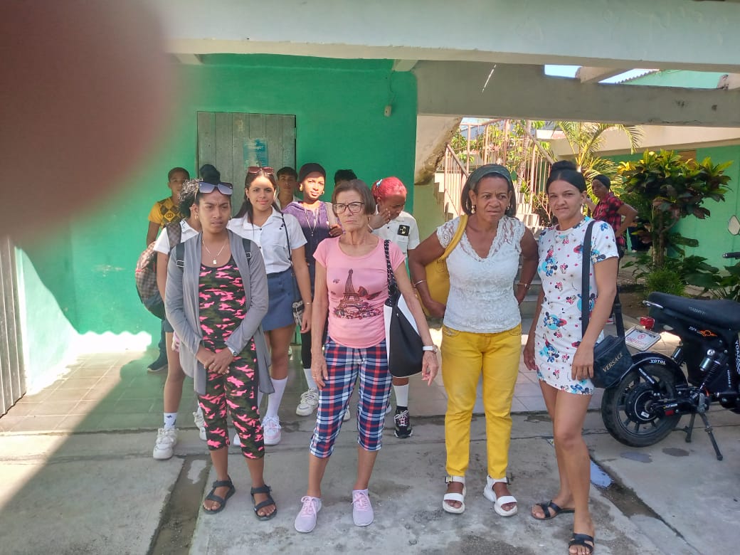 Intercambio entre los educandos y mayor del minint.
Sobre la consecuencia de las drogas en el centro escolar Mártires Internacionalistas. #educa