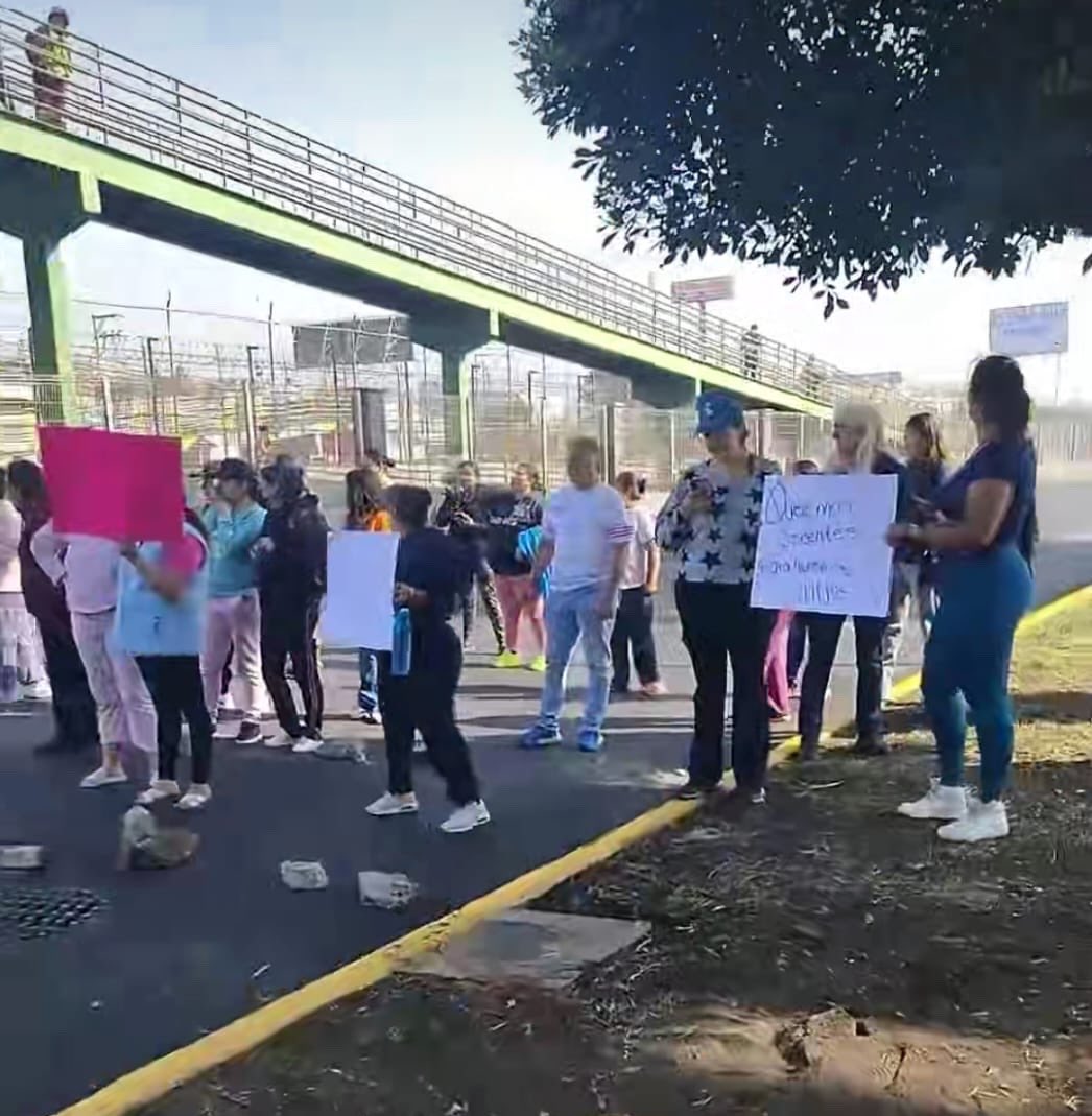 HalconOnce's tweet photo. #Manifestantes…

Padres de familia cierran avenida Central a la altura del metro #PlazaAragon, con dirección hacia las Americas. 

Denuncian la falta de maestros en la escuela primaria donde estudian sus hijos en #Ecatepec, debido al la falta de personal las clases se encuentran suspendidas.