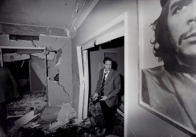 HistClasseTrab's tweet photo. Neste dia, a 22 de abril de 1976, ocorreu um atentado à Embaixada de Cuba em Lisboa, reclamado pelo Movimento Anticomunista Português, que tinha ligações ao Movimento Democrático de Libertação de Portugal (MDLP), uma organização de extrema-direita. Colocaram uma bomba em frente ao elevador principal da Embaixada com mais de 6 quilos de TNT que destruiu completamente o piso. O atentado matou dois trabalhadores cubanos da Embaixada, Adriana Corço Callejas, de 36 anos e Efrén Monteagudo Rodríguez, de 33 anos. O processo judicial durou mais de 5 anos e a maioria dos envolvidos acabou por não ser julgado. Este atentado fez parte de uma onde de ataques a embaixadas cubanas em dezenas de países, durante os anos 70, bem como uma onda de atentados de extrema-direita em Portugal, em 1976.
Importa lembrar que o MDLP teve apoio das ditaduras espanhola, chilena e brasileira, da igreja católica, da direita - inclusive do PS. Entre os membros, que eram desde militantes do PSD a ex-PIDEs, estão o General Spínola, o atual comentador televisivo José Miguel Júdice e Diogo Pacheco de Amorim, deputado e vice-presidente do Chega, um partido de extrema-direita portuguesa.