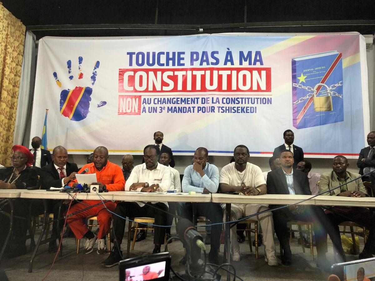 Daraja_media's tweet image. #RDC: Révision constitutionnelle en RDC : l'opposition et la société civile dénoncent une « distraction » et une « rébellion »

L’appel lancé lundi 20 avril par l’Union sacrée de la Nation (USN) pour recueillir des propositions en vue d'une réforme de la Constitution ne fait pas