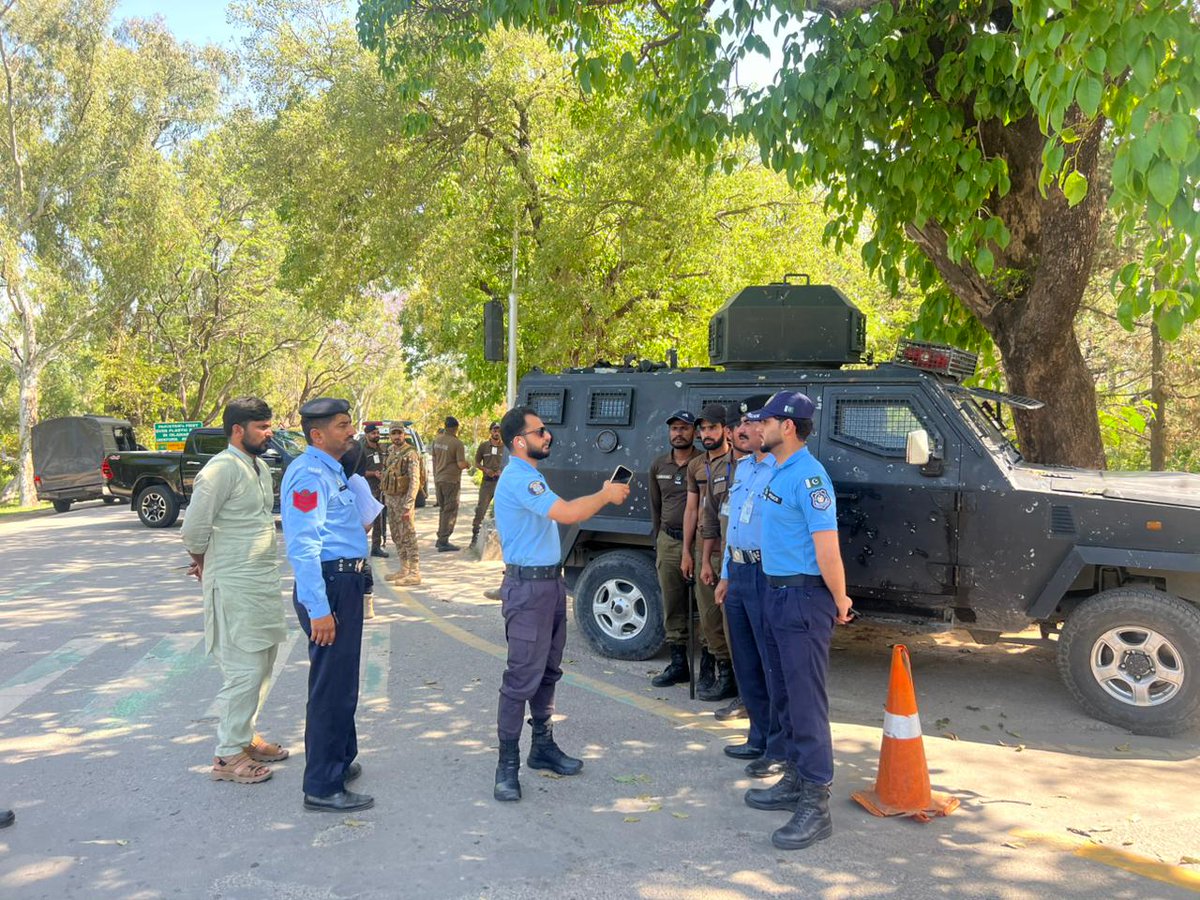 ICT_Police's tweet image. ایس ایس پی آپریشنز اسلام آباد قاضی علی رضا نے ریڈ زون اور مختلف ڈیوٹی پوائنٹس کا دورہ کیا۔

سکیورٹی انتظامات کا جائزہ لیا اور ڈیوٹی پر موجود پولیس افسران کو ڈیوٹی کے حوالے سے ضروری ہدایت دیں۔
#IslamabadPolice  #RedZone #Security #Islamabad
