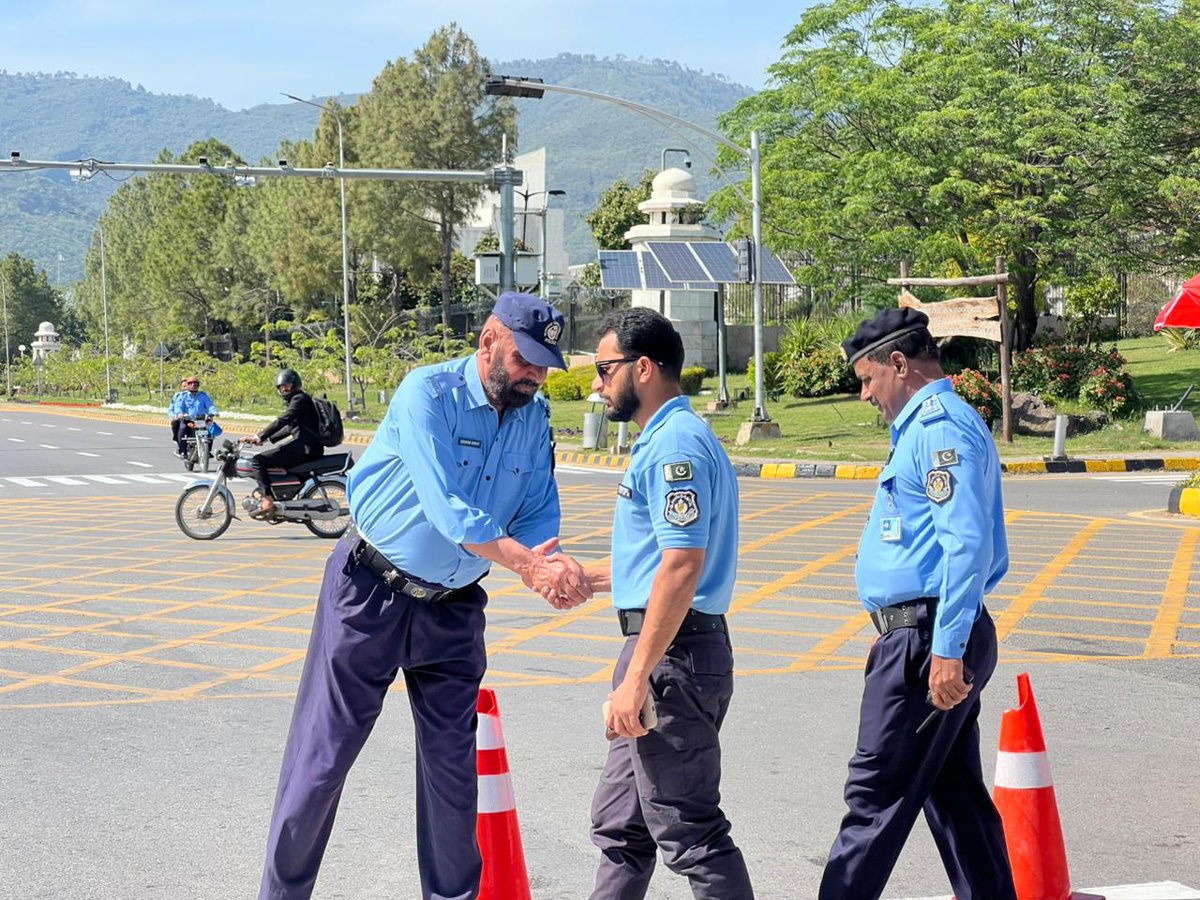 ICT_Police's tweet image. ایس ایس پی آپریشنز اسلام آباد قاضی علی رضا نے ریڈ زون اور مختلف ڈیوٹی پوائنٹس کا دورہ کیا۔

سکیورٹی انتظامات کا جائزہ لیا اور ڈیوٹی پر موجود پولیس افسران کو ڈیوٹی کے حوالے سے ضروری ہدایت دیں۔
#IslamabadPolice  #RedZone #Security #Islamabad