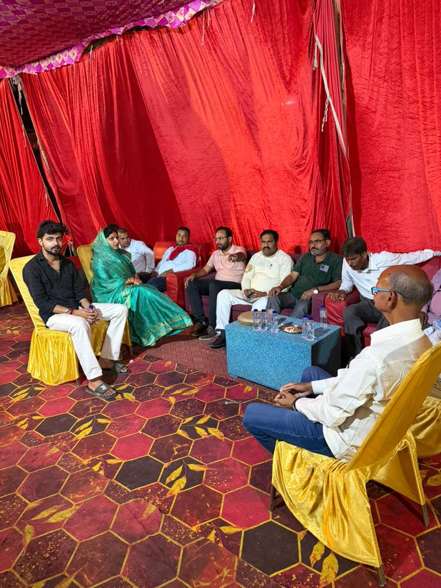 rolisinghbjp's tweet image. पठान टोला, पुरानी बस्ती (जनपद बस्ती) में श्री प्रमोद गुप्ता (सभासद प्रतिनिधि) जी के यहां उनकी पूज्य माता जी के त्रयोदशी संस्कार कार्यक्रम में सम्मिलित होकर श्रद्धा सुमन अर्पित किए।
#Narendra_Modi #MYogiAdityanath
 #JPNadda #NitinNabin 
#KeshavPrasadMaurya #SunilBansal