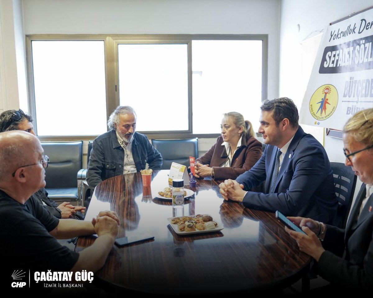 GucCagatay's tweet photo. CHP İzmir İl Yöneticilerimizle birlikte, Eğitim Sen 1 No’lu Şube Yürütme Kurulu Başkanı Hamdi Çalık, yönetimi ve 4 No’lu Şube Başkanı İsmail Akyol ile bir araya geldik.

Geçtiğimiz günlerde yaşanan acı kayıplar nedeniyle üzüntülerimizi paylaştık. Eğitimde can güvenliği sorunu ve öğretmenlerimizin maruz kaldığı şiddete karşı ortak mücadele kararlılığımızı vurguladık.

Cumhuriyet Halk Partisi olarak; parti programımızı, eğitimde güvenli, eşit ve nitelikli bir sistemin inşası için çözüm önerilerimizi birlikte değerlendirdik.

Eğitim emekçilerimizin yanındayız, çocuklarımızın geleceğini korumakta kararlıyız.