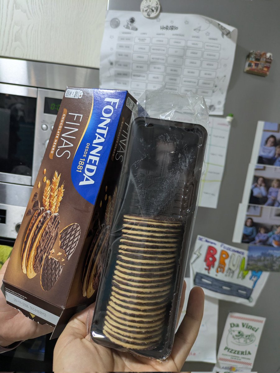 Amigos de Fontaneda, que digo yo que si esas son las galletas que vais a meter en el paquete os podríais ahorrar la mitad del plástico 

 🍪