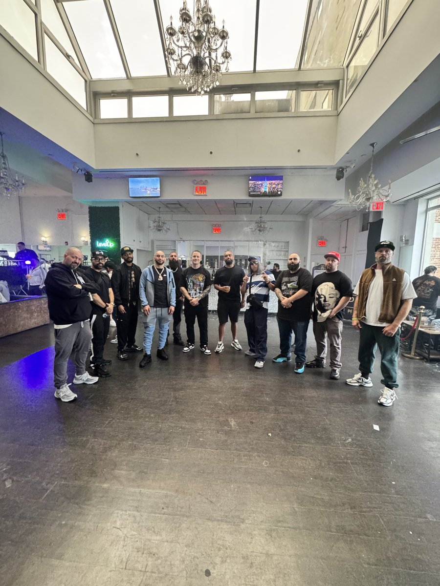BuddysBodegaCA's tweet photo. Just some people doing what we love to do 😎
@quesada925
#DreDogg
@GreenDragonLA
#Jigga #seshbooth
#ultimatecanna_medz
#milesahead_distro
@GOOD_PIZZZA @goodpizzza @buddysbodega
#BuddysBodega #Network #GoGreen #spreadgreennothate https://t.co/mWdMa8iCGC