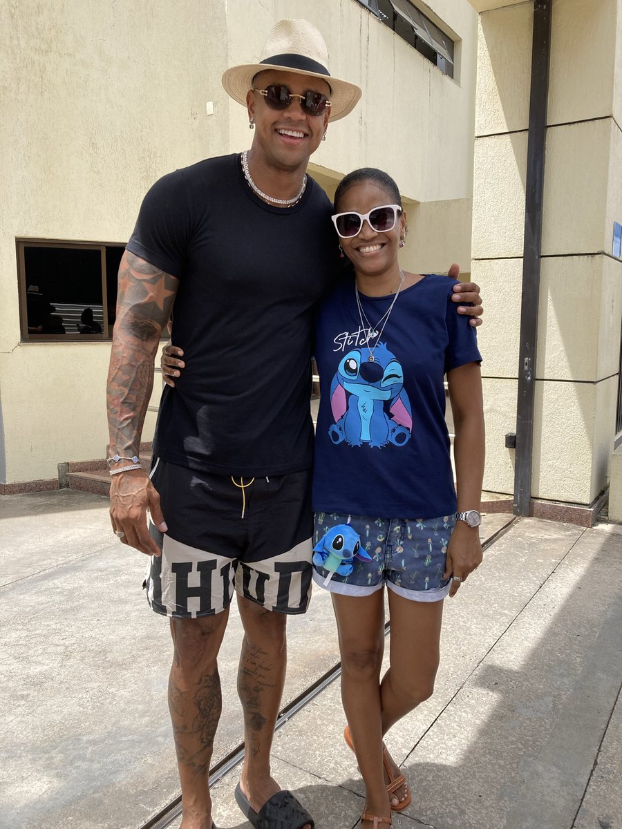 Feliz aniversário 🎂 <a href="/leosantana/">Léo Santana</a>! Tudo de melhor nesse novo ciclo de sua vida, muitos anos de vida, muita saúde, paz, amor, realizações, bençãos e felicidades.🥳 Que seu dia seja especialíssimo e GIGANTE igual a você. Que tudo que você desejar seja realizado.😘 #ParabénsLéo 👏🏽🎉