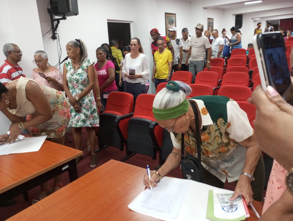 En acto en ela sede del gobierno de #LaHabanaDeTodos se reafirma el amor y respeto por #CubaVencerá con #MiFirmaPorLaPatria.