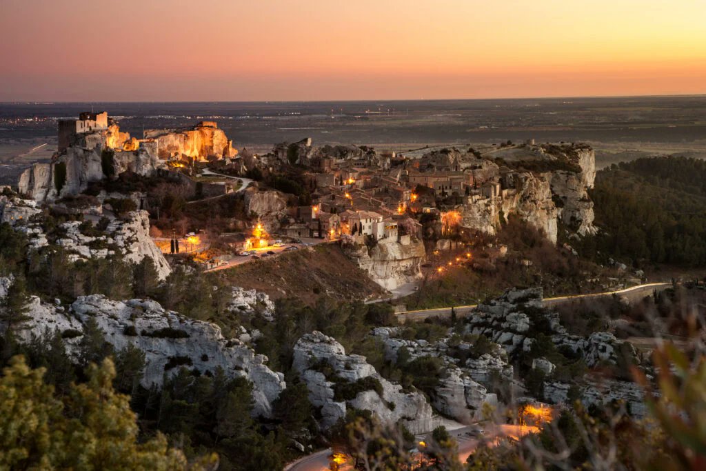 Vous avez ce village provençal dans la main plusieurs fois par jour. Vous ne le savez simplement pas.

Les Baux-de-Provence, perchés à 245 mètres au sommet d'un éperon calcaire des Alpilles. 381 habitants. Un des plus beaux villages de France.

En 1821, le géologue Pierre