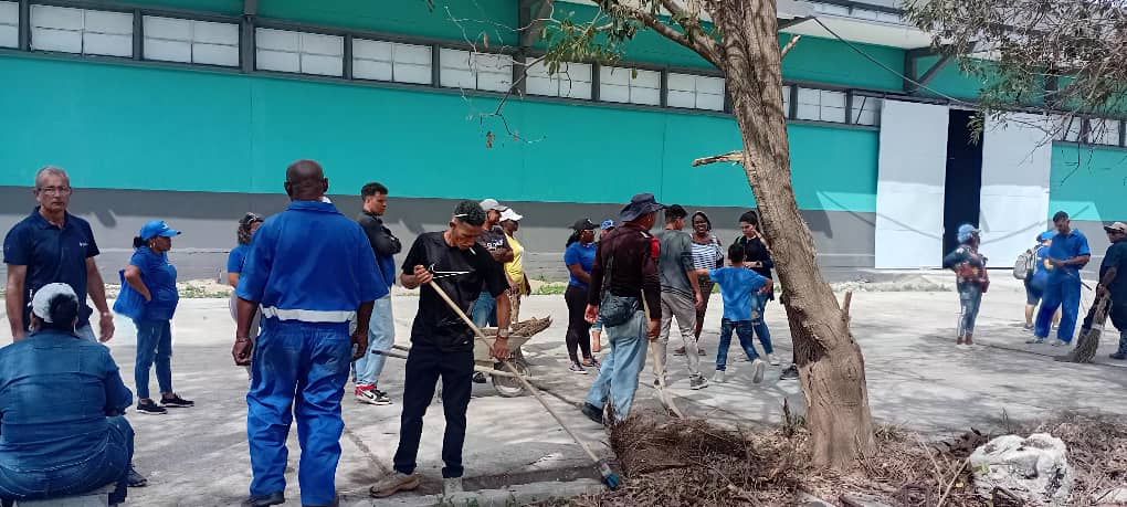 TransCarg's tweet photo. Los trabajadores de TRANSCARGO en el día de hoy realizamos trabajo voluntario en saludos al 1ro de mayo. Día internacional de los trabajadores. https://t.co/GPucf8S1J2