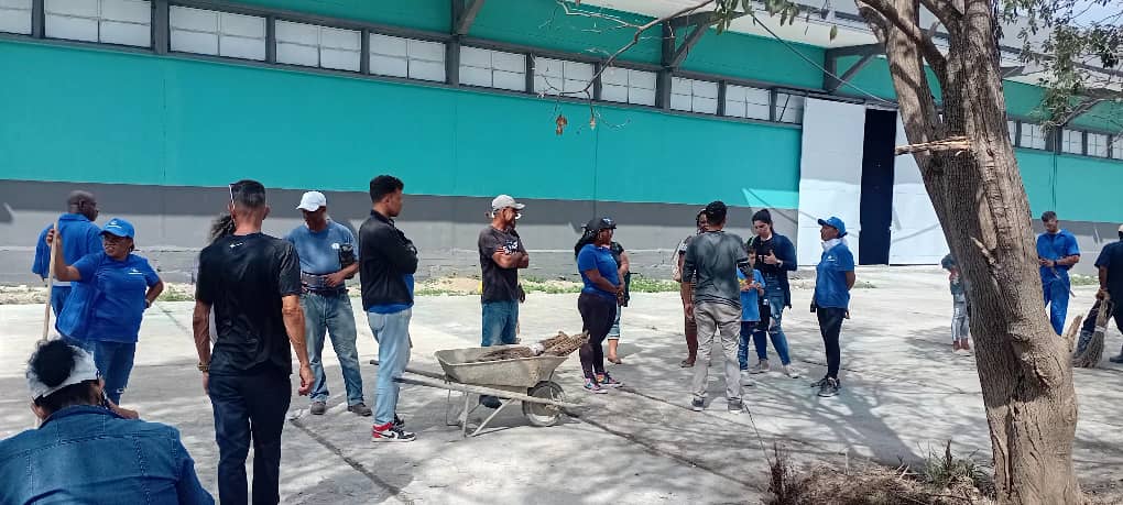 TransCarg's tweet photo. Los trabajadores de TRANSCARGO en el día de hoy realizamos trabajo voluntario en saludos al 1ro de mayo. Día internacional de los trabajadores. https://t.co/GPucf8S1J2