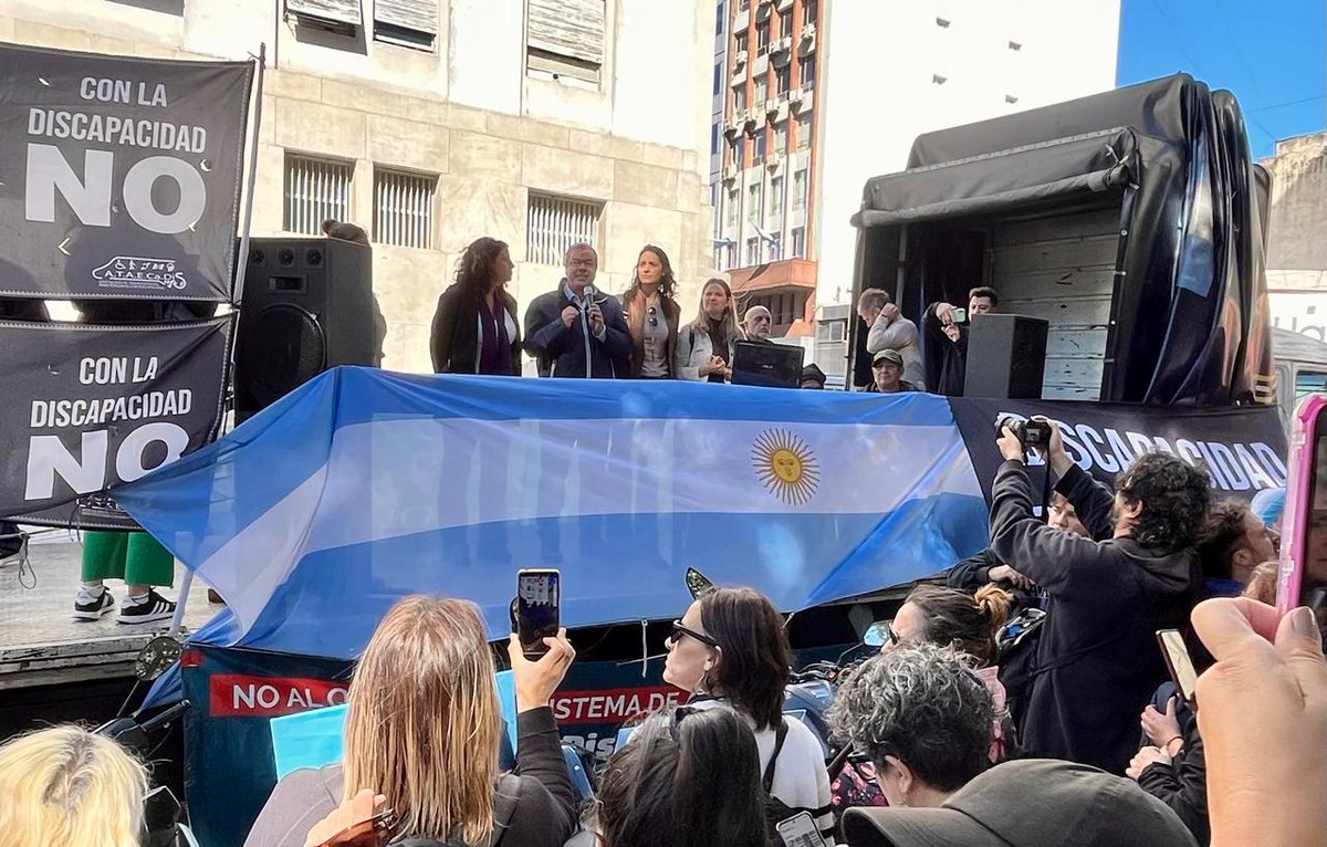 Hoy hay una convocatoria federal en todo el país. Ahora estamos frente al Ministerio de Salud junto a trabajadores, instituciones y familias del sistema de discapacidad que están diciendo basta.

El gobierno nacional ya hizo un recorte enorme: desfinanció el sistema y lo puso al