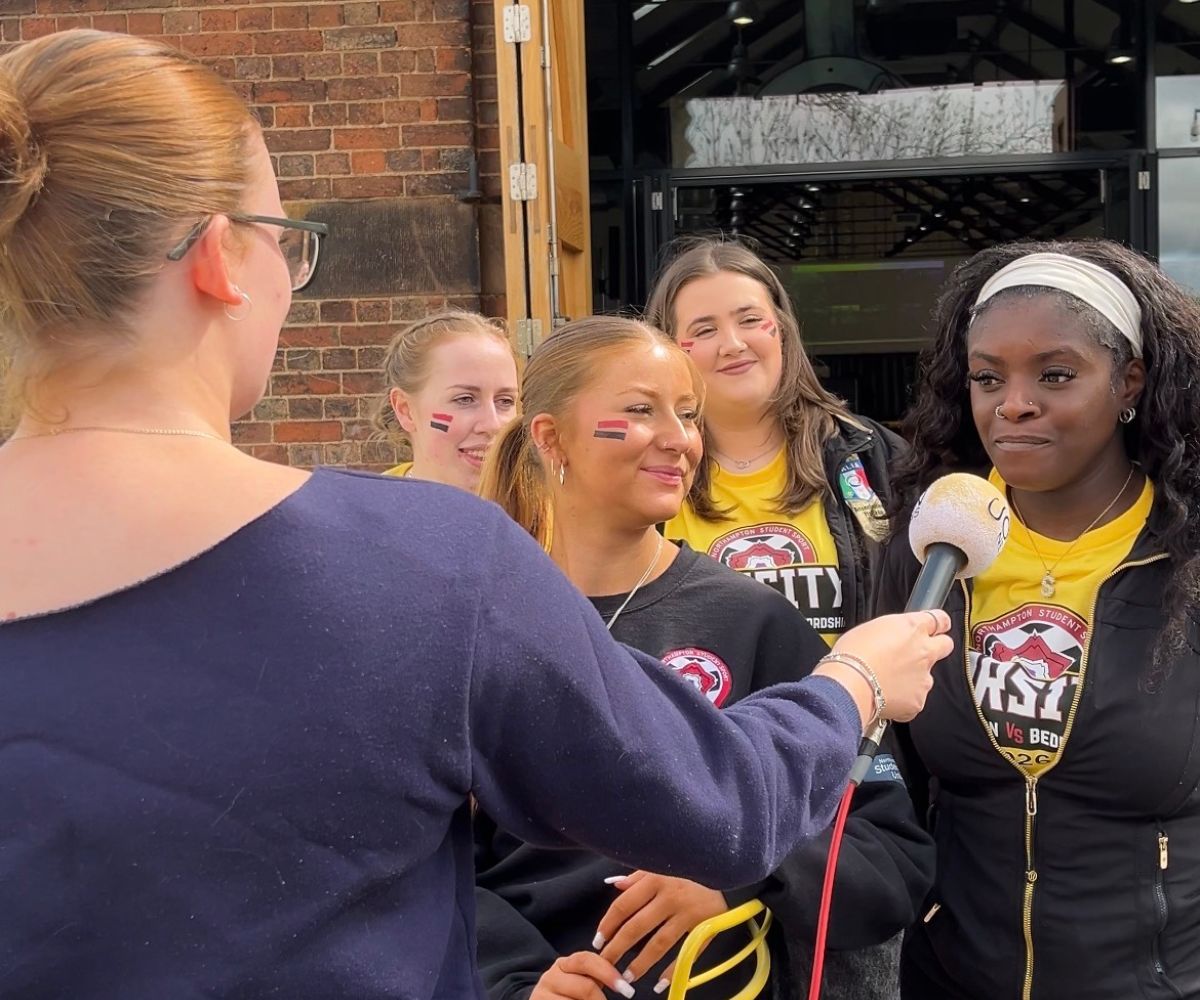 UniNhantsNews's tweet image. Our Journalism/@JournalismUon students were in their ‘reporting and sporting’ element last week as they covered the annual #Varsity, including their own highlights show on @NLiveRadio.

northampton.ac.uk/news/annual-va…

#journalism #students