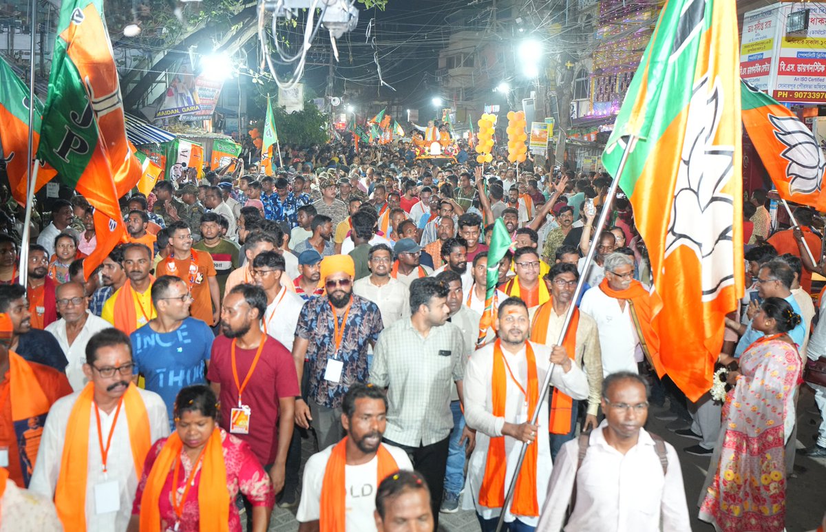AmitShah's tweet photo. बंगाल का चप्पा-चप्पा भगवामय हो चुका है। सोनारपुर दक्षिण विधानसभा वासियों का इस जनसमर्थन के लिए धन्यवाद।
#BJPGorbeBanglarSorkar https://t.co/XXLZml9Ugz