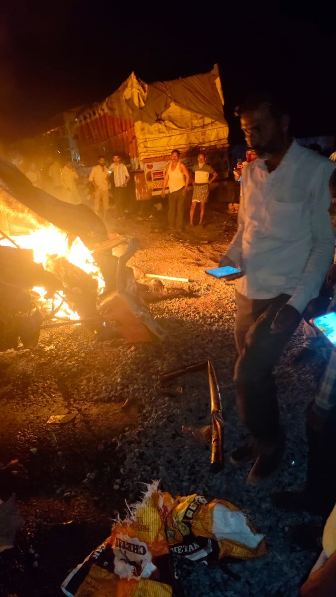 bstvlive's tweet image. मिर्जापुर 

➡मिर्जापुर से इस वक्त की बड़ी खबर
➡ट्रक ने मारी दो कारों में टक्कर
➡हादसे में आधा दर्जन लोग जिंदा जले
➡हादसे के बाद चारों तरफ मची चीख पुकार
➡लोगों को निकलने का नहीं मिला मौका
➡ड्रमंड गंज के बड़का घुमान मोड़ की घटना

#Mirzapur #Accident #UttarPradesh