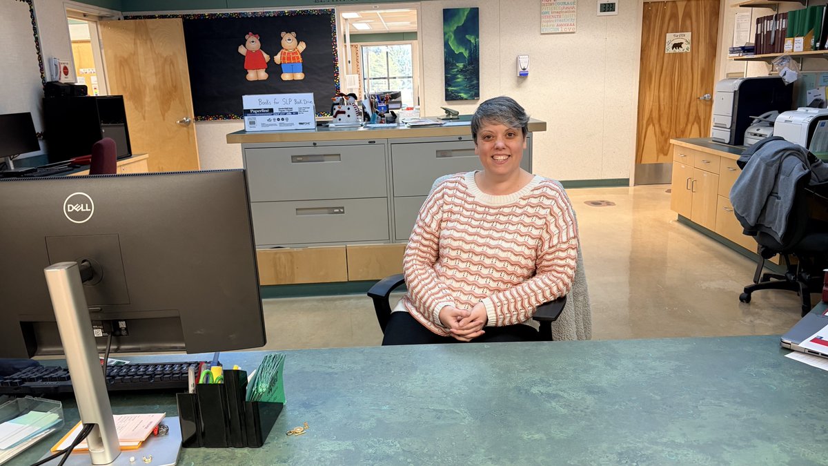StoonPubSchools's tweet photo. It’s Administrative Professionals (Secretaries) Day today (April 22)! A perfect opportunity to recognize and thank our incredible secretaries across the division, in all 58 schools and at division office, for the outstanding contributions they make every single day. 💚

Photo: One of our exceptional team members at @BrunskillSchool
