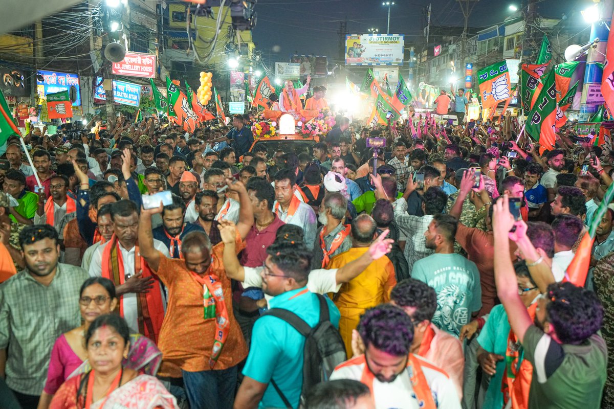 AmitShah's tweet photo. बंगाल का चप्पा-चप्पा भगवामय हो चुका है। सोनारपुर दक्षिण विधानसभा वासियों का इस जनसमर्थन के लिए धन्यवाद।
#BJPGorbeBanglarSorkar https://t.co/XXLZml9Ugz