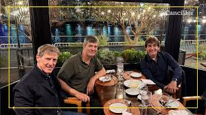 LA FARÁNDULA LO QUIERE HACER PRESIDENTE DE ARGENTINA, AL PASTOR SIONISTA:Un tipo M.Pergolini, que le debe al fisco millonada de pesos, lo reintegran a la televisión en el canal del Grupo Clarín de Goldman Sachs,manejado por Adrian Suar. Todo tiene que ver con todo.